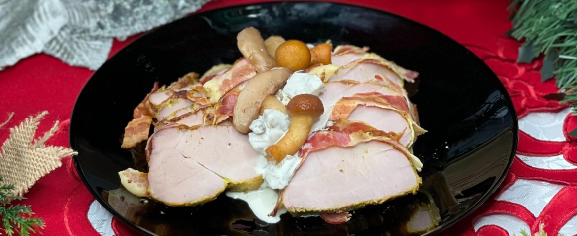 Muchiulet de porc invelit in bacon cu sos de ciuperci de padure